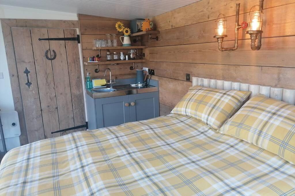 Crown Cabin Wiltshire Near Longleat And Bath Троубридж Экстерьер фото